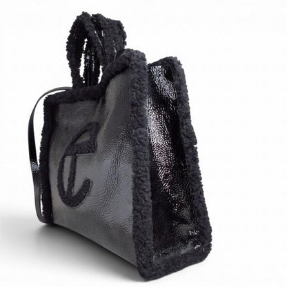 アグ UGG ×TELFAR テルファー 美品 コラボ トートバッグ ショルダーバッグ パテントレザー シワ加工